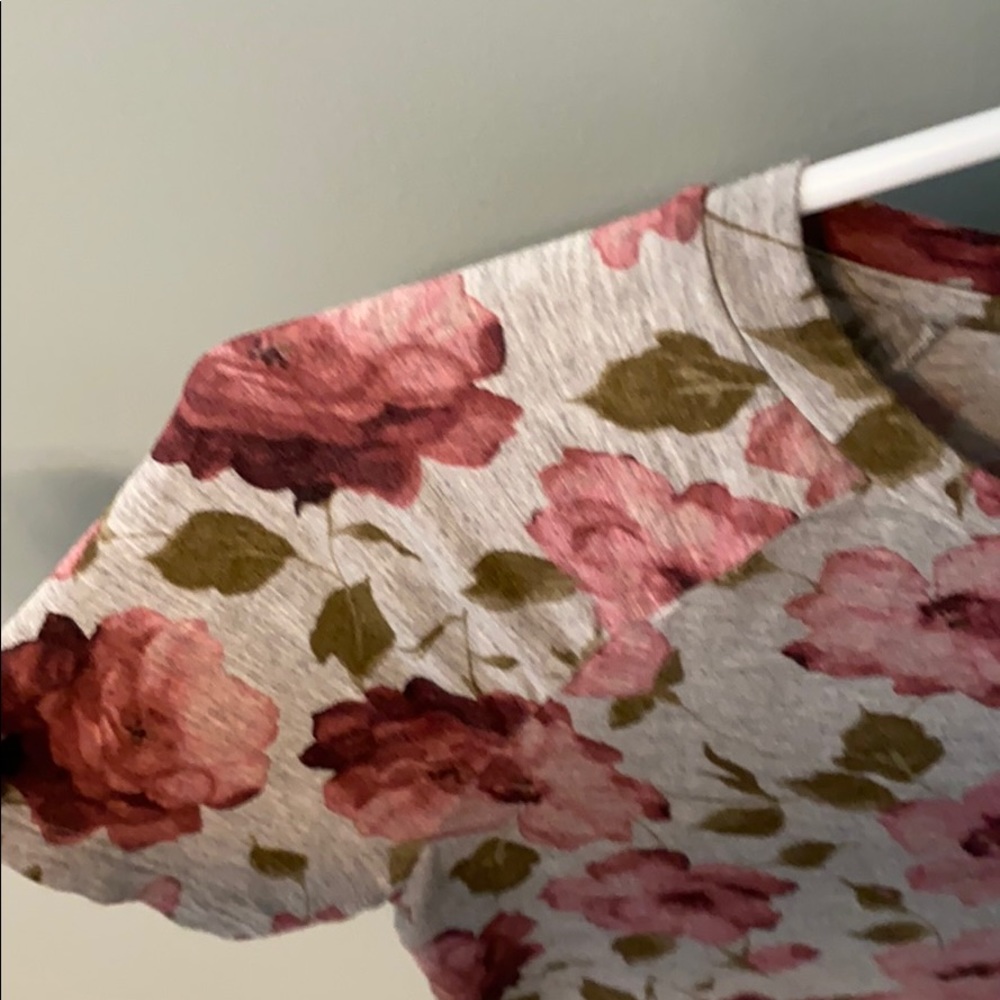 Flower Patterned Short Sleeve. - Picture 3 of 3